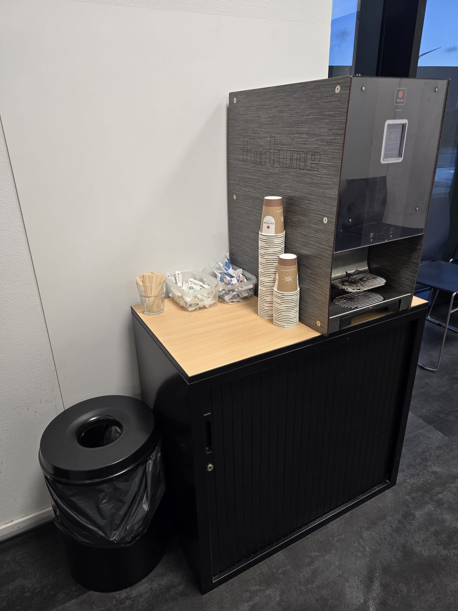 Nette koffiehoek en pantryruimte