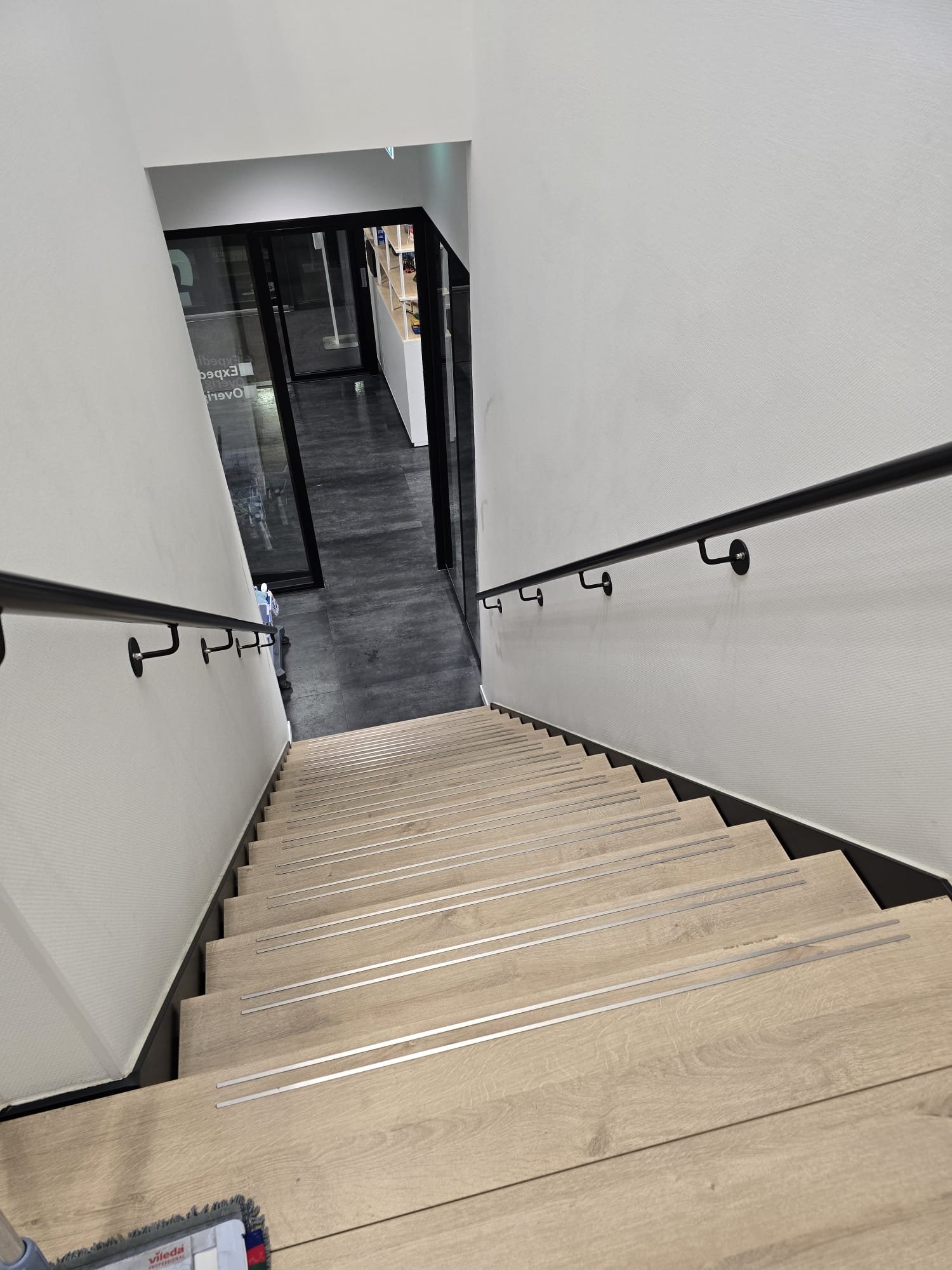 Nette trap in een bedrijfsgebouw